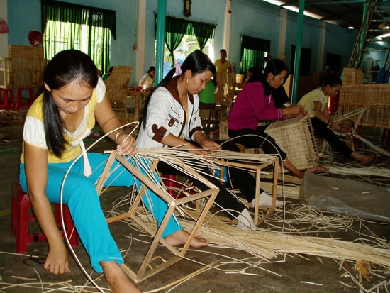 Không còn ruộng sản xuất, nhiều chị em phụ nữ xã Tam Hiệp tìm đến các cơ sở sản xuất đồ thủ công mỹ nghệ ở thị trấn Núi Thành làm việc. TRONG ẢNH: Xưởng thủ công của Xí nghiệp Mây tre lá Âu Cơ (Núi Thành).   Ảnh: H.PHÚC