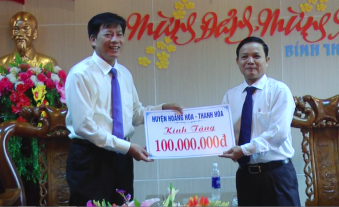 Huyện Hoằng Hóa trao tặng 100 triệu đồng cho Điện Bàn để xây dựng nhà tình nghĩa. Ảnh: V.M