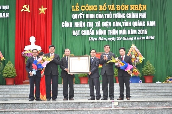 Ông Trần Thanh Nam và ông Phan Việt Cường trao bằng công nhận và tặng hoa chúc mừng thị xã Điện Bàn.