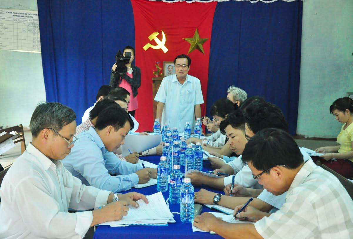 Phó Chủ tịch UBBC tỉnh Huỳnh Khánh Toàn kiểm tra công tác bầu cử tại khu vực bỏ phiếu số 5 (thôn Khánh Bình, xã Quế Ninh). 