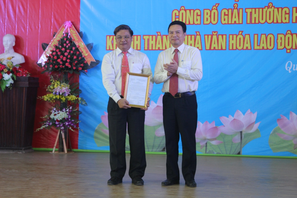 Phó Chủ tịch UBND tỉnh Lê Văn Thanh trao Quyết định công bố giải thưởng Huỳnh Ngọc Huệ 