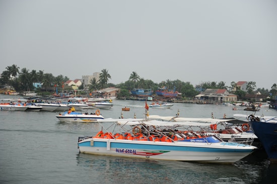 Thông tin biển Cù Lao Chàm nhiễm độc, khách hủy tour ngày 29.4, khiếng trên 100 ca nô cao tốc chuyên đưa khách ra đảo nằm bờ . Ảnh: MINH HẢI