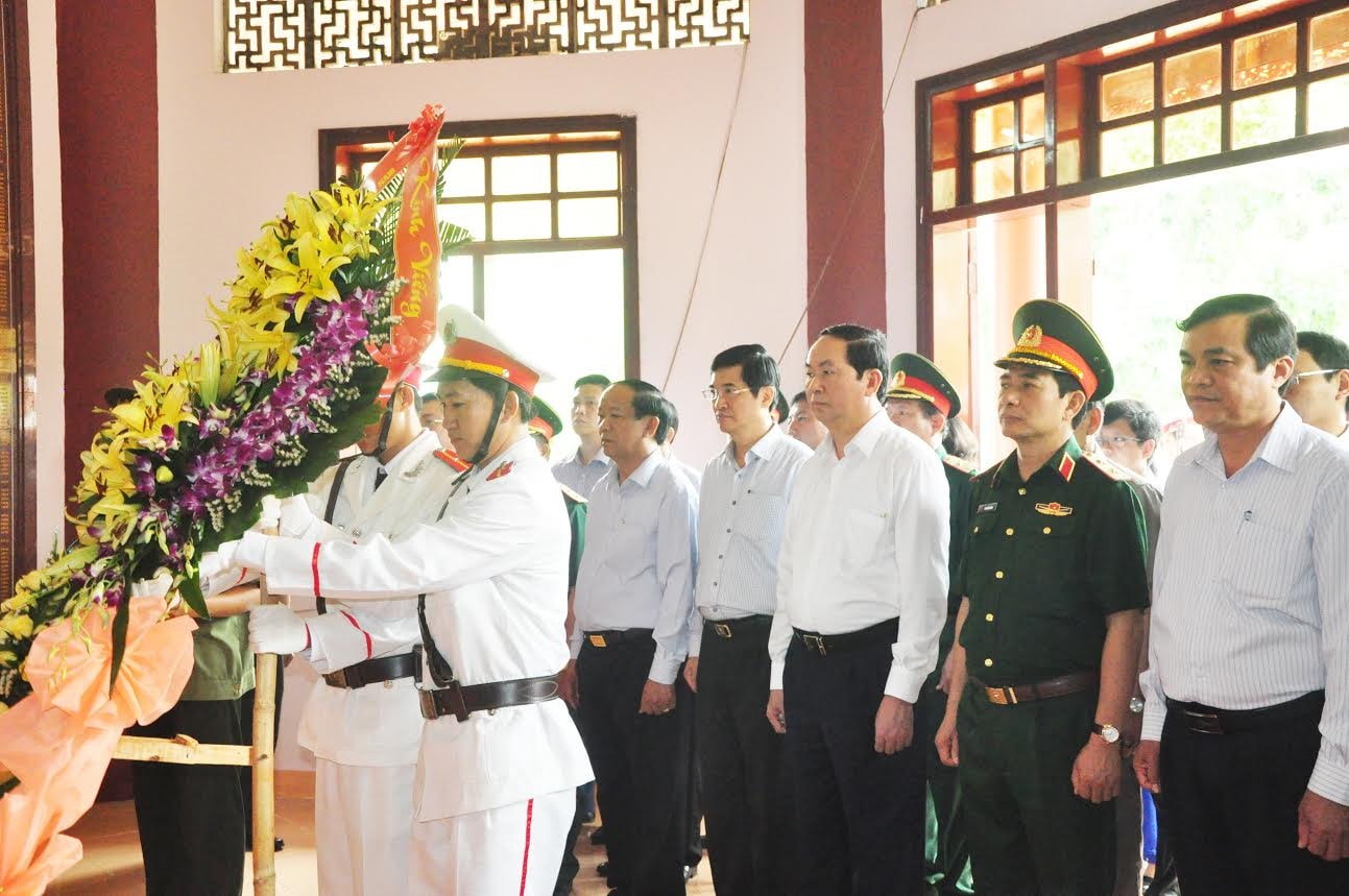 Chủ tịch nước Trần Đại Quang đặt vòng hoa, dâng hương tưởng niệm cán bộ, chiến sĩ an ninh Khu 5.