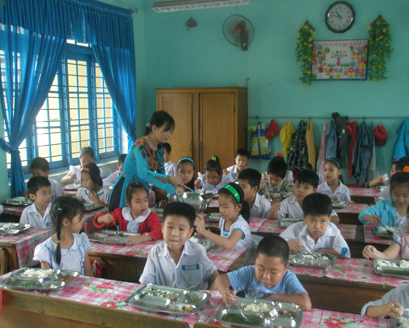 Bữa ăn của học sinh bán trú Trường Tiểu học Trần Quốc Toản.