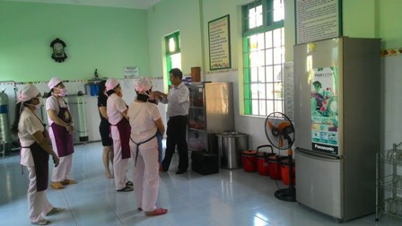 Sở Y tế kiểm tra bếp ăn bán trú Trường Mẫu giáo Hương Sen.