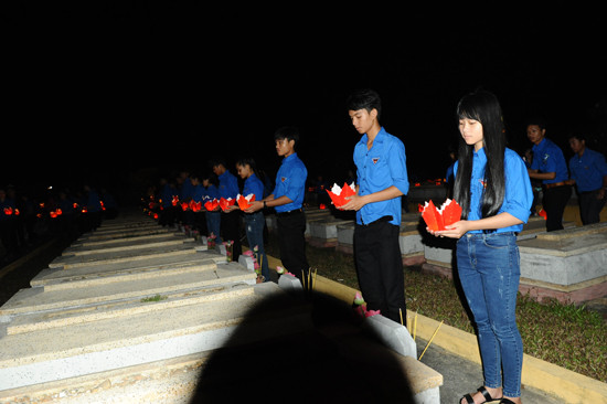 Các bạn trẻ Hội An dân hoa đăng và nguyện noi gương học tập theo các anh hùng liệt sĩ và Chu Cẩm Phong. Ảnh: MINH HẢI
