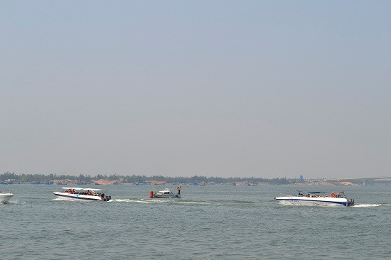 Đồn Biên phòng Cửa Đại bố trí tàu (ở giữa) kiểm tra cách bờ khoảng 40-50m.