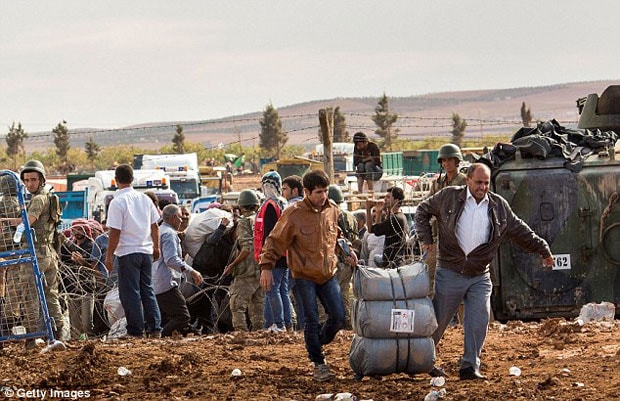 Những người tị nạn Syria vào Thổ Nhĩ Kỳ. Ảnh: Getty Images