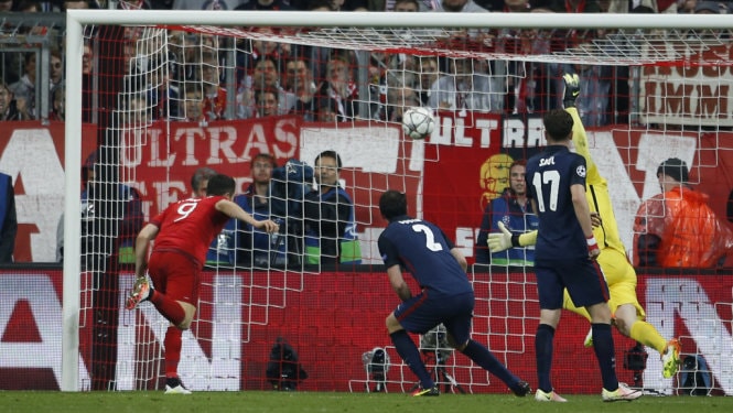 Pha đánh đầu nâng tỉ số lên 2-1 cho B.M của Lewandowski. Ảnh: Reuters