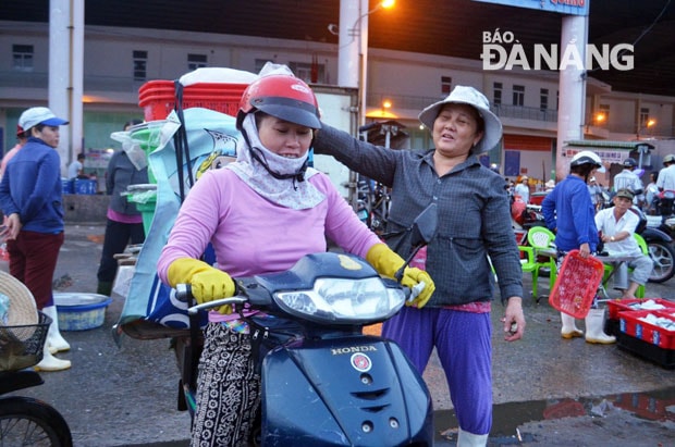 Tiểu thương Nguyễn Thị Thủy (chợ đầu mối Hòa Cương) hai ngày nay đã đến chợ đầu mối thủy sản Tho Quang chở cá về bán