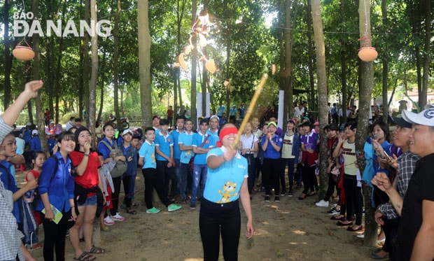 Hào hứng, sôi động trò đập om tại lễ hội “Hương xưa nhà cổ” ở làng cổ Phước Tích.