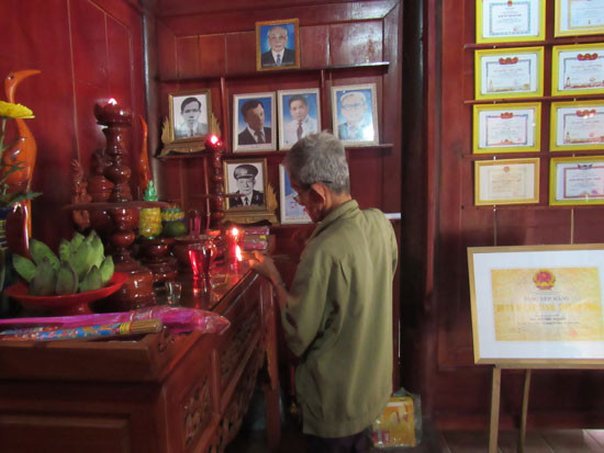 Ông Nguyễn Cam - cháu đời thứ 10 của tộc thường xuyên lui tới dọn dẹp, thắp hương. Ảnh: B.T.T.M