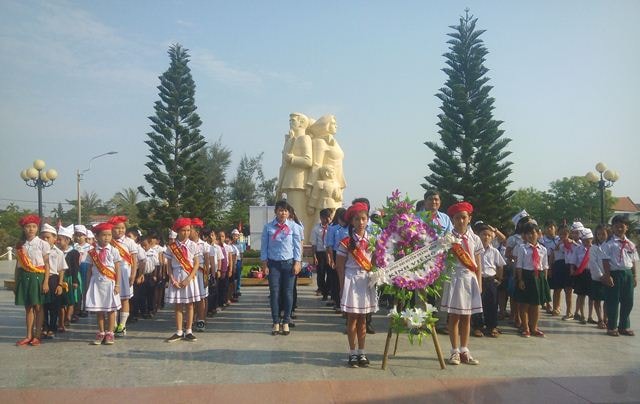 Các em nhi đồng viếng hương các anh hùng liệt sỹ tại di tích lịch sử Hà Lam - Chợ Được. Ảnh: MỸ LINH
