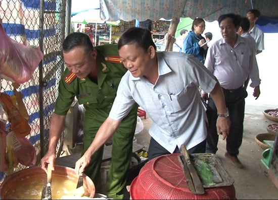 Măng muối chứa vàng ô được phát hiện tại chợ Nam Phước.