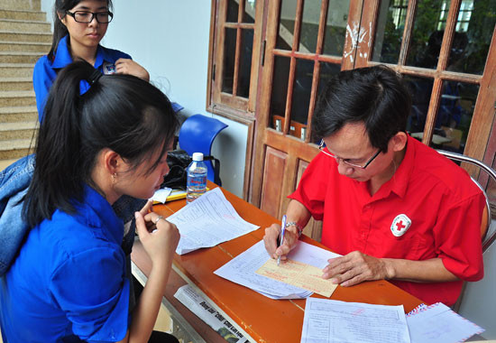 Sinh viên Trường Đại học Quảng Nam đăng ký hiến máu tình nguyện.  Ảnh: VINH ANH