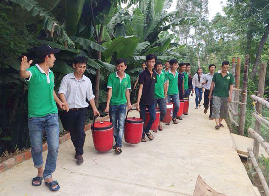 Các thành viên của Đội cháo từ thiện Quảng Nam trên đường vận chuyển cháo đến các bệnh viện. Ảnh: N.V