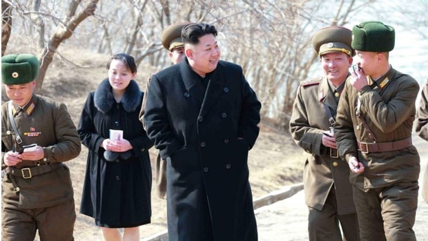 Kim Yo-jong đi cùng anh trai Kim Jong-un trong chuyến thăm một đơn vị quân đội vào tháng 3-2015. Ảnh: Alamy