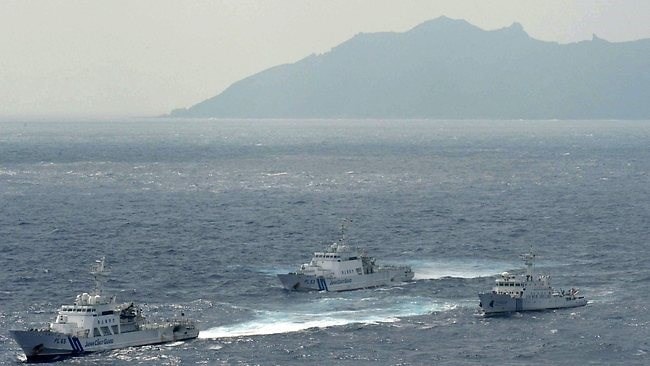 Tàu Trung Quốc và tàu Nhật Bản gần quần đảo tranh chấp Điếu Ngư/Senkaku. (Nguồn: Theaustralian)