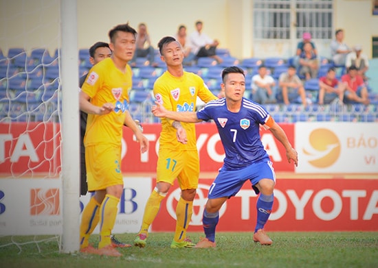 Đinh Thanh Trung luôn bị các cầu thủ FLC Thanh Hóa kèm chặt trong trận QNK Quảng Nam - FLC Thanh Hóa (2-0).