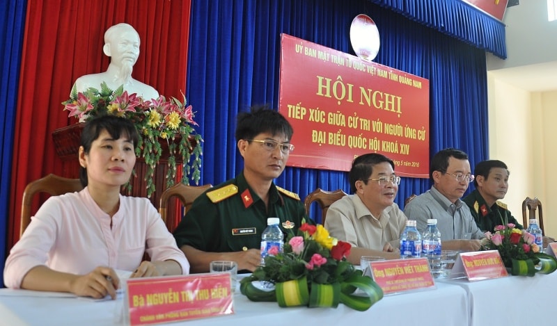 5 ứng cử viên đại biểu Quốc hội khóa XIV thuộc đơn vị bầu cử số 3 tiếp xúc với cử tri huyện Phú Ninh. Ảnh: VINH ANH