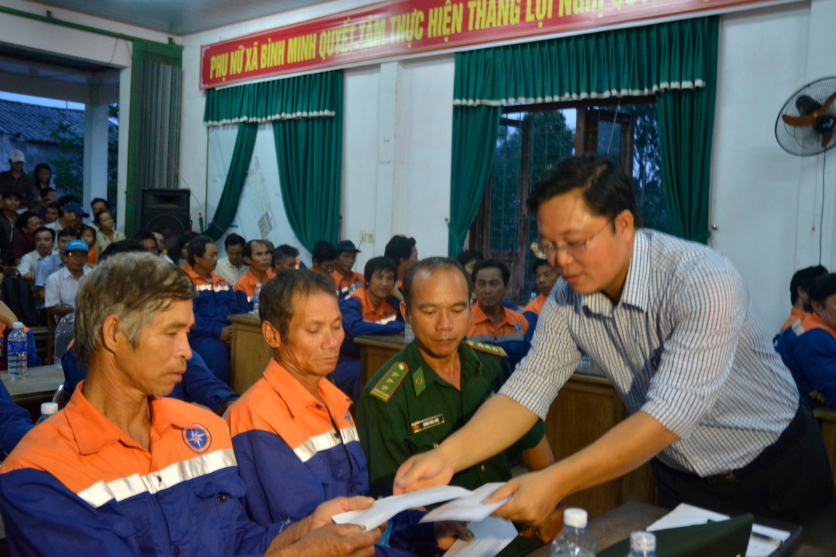 Phó Chủ tịch UBND tỉnh Lê Trí Thanh thăm hỏi, động viên ngư dân. Ảnh: T.H