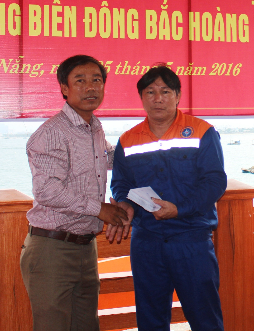 Động viên, hỗ trợ thuyền trưởng, chủ tàu Phạm Phú Thành tại lễ bàn giao ngư dân diễn ra tại Đà Nẵng chiều ngày 5.5. Ảnh: T.H