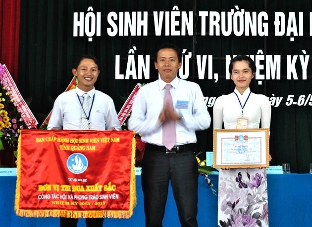 A Đinh Nguyên Vũ - Bí thư Tỉnh đoàn, Chủ tịch Hội SV tỉnh tặng cờ thi đua xuất sắc cho Hội SV Trường Đại học Quảng Nam. Ảnh:.A.Đ