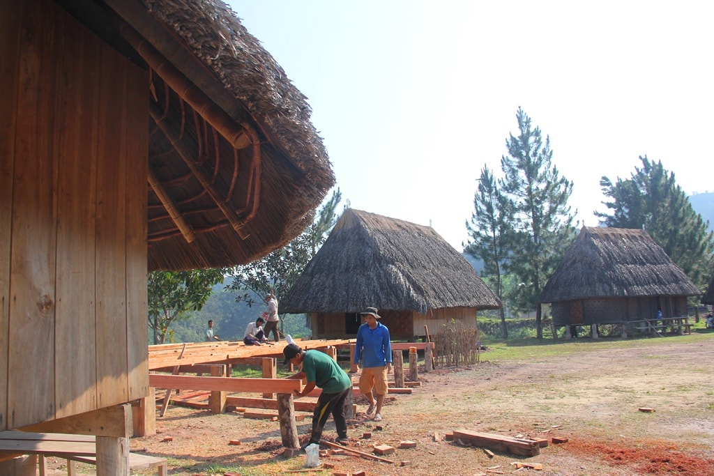 Dịp này, Làng truyền thống Cơ Tu Tây Giang chính thức được Liên hiệp các Hội Unesco Việt Nam chứng nhận bảo trợ di sản