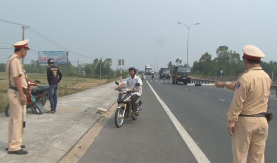 Tuần tra kiểm soát giao thông trên tuyến quốc lộ 1.