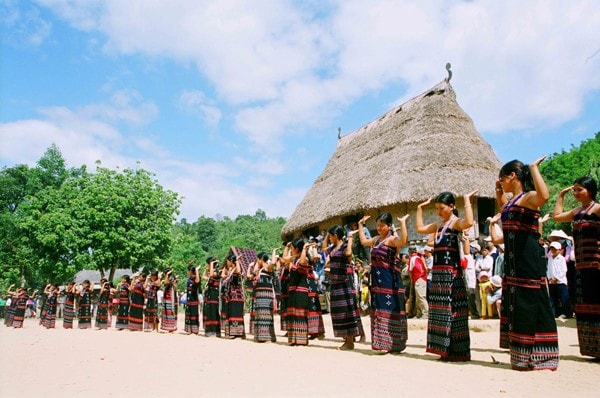 Tay Giang girls dancing in traditional costumes.