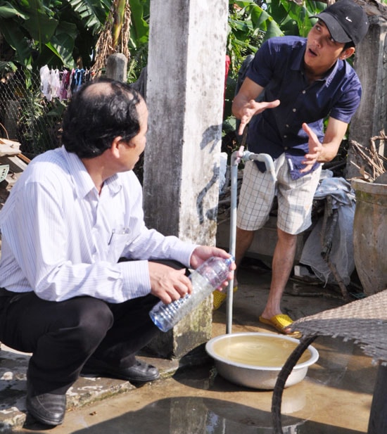 Chất lượng nguồn nước ngầm ngày càng giảm sút. TRONG ẢNH: Người dân xã Tam Xuân 2 dùng nước ngầm nhiễm bẩn. Ảnh: T.H