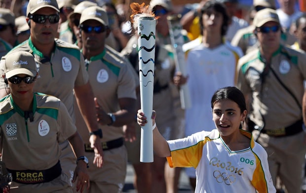 Hanan Khaled Daqqah là người thứ sáu, được vinh dự cầm đuốc Olympic trong chặng rước đuốc trên đất Brazil. Ảnh: Andre Mourao