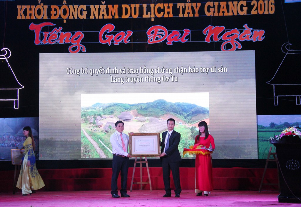 Đại diện Liên hiệp các hội UNESCO Việt Nam trao chứng nhận bảo trợ di sản đối với Làng truyền thống Cơ Tu Tây Giang. Ảnh: C.N