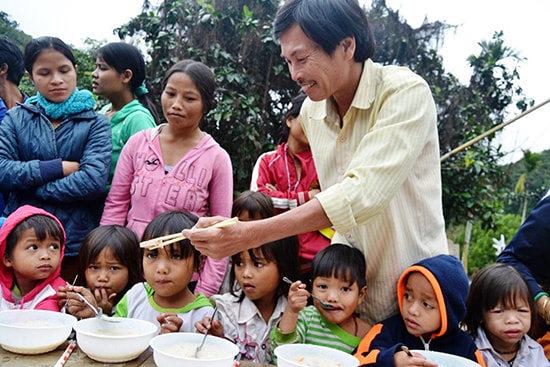 Thầy giáo Ân bên học trò ở điểm trường thôn 4, xã Trà Vinh.  Ảnh: DUNG THÙY