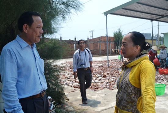 Bà Phan Thị Tuyết trao đổi với ông Ngô Tấn, mong tìm cách tháo gỡ khó khăn cho sản phẩm mực xà đang bị giam giữ tại Thanh Hóa. Ảnh: N.Q