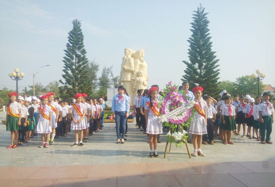 Hội đồng Đội huyện Thăng Bình thăm “địa chỉ đỏ”. Ảnh: MỸ LINH