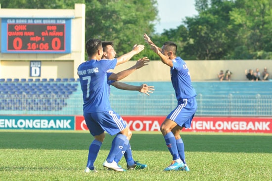 Thanh Hưng (phải) được các đồng đội chia vui sau khi ghi bàn thắng vào lưới đội bóng cũ SHB Đà Nẵng.Ảnh: A.N