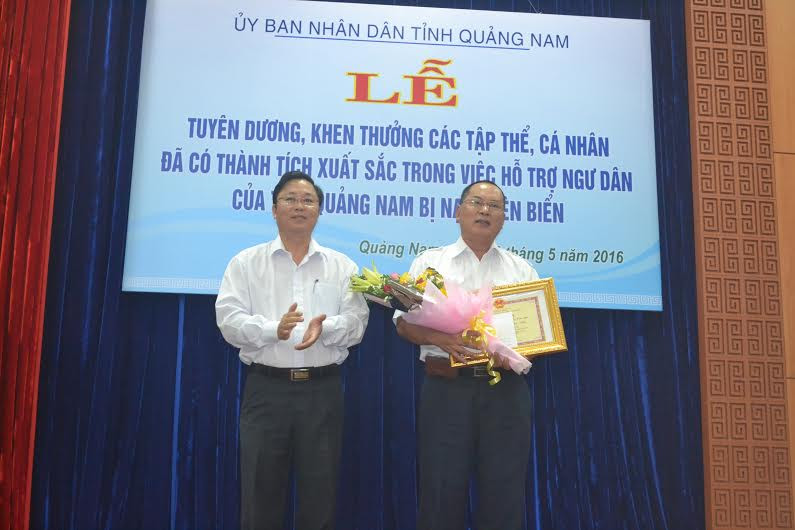 Phó Chủ tịch UBND tỉnh Lê Trí Thanh tặng Bằng khen của UBND tỉnh cho ông Phan Xuân Sơn. Ảnh: Q.V