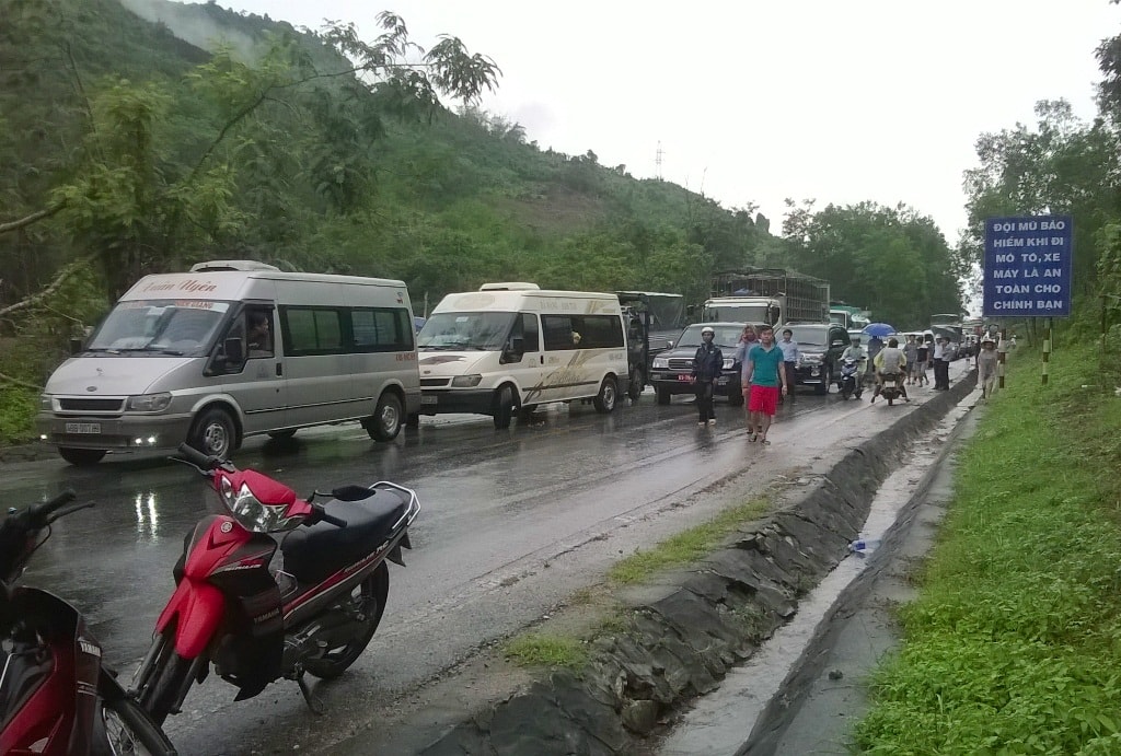 Vụ tai nạn khiến ách tắc giao thông trong nhiều giờ liền. Ảnh: VĂN KHANH