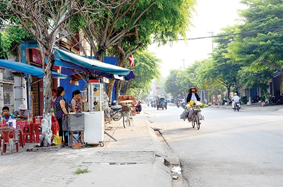 Buôn bán trên vỉa hè đường Trần Cao Vân (TP.Tam Kỳ).Ảnh: HỮU PHÚC