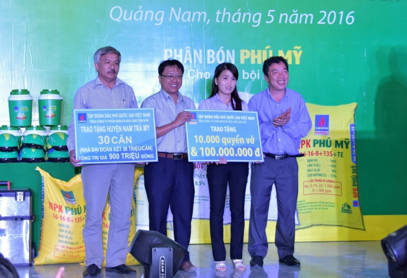 Ông Lê Văn Quốc Việt – Phó Tổng Giám đốc PVFCCo (ngoài cùng bên phải) trao tặng biển tượng trưng hỗ trợ xây dựng nhà đại đoàn kết và công tác khuyến học huyện Nam Trà My. Ảnh: A.Đ