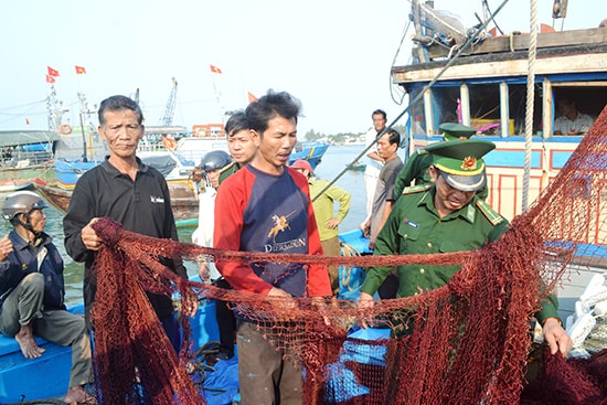 Sẽ có thêm nhiều chính sách để hỗ trợ ngư dân hoạt động trên các vùng biển xa.  Trong ảnh: Ngư lưới cụ của ngư dân Võ Quang Thái bị tàu nước ngoài phá hoại cách đây hơn hai tháng.Ảnh: QUANG VIỆT