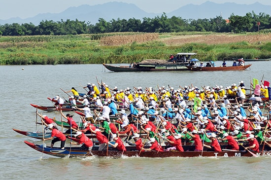 Các thuyền đua luôn thi đấu quyết liệt