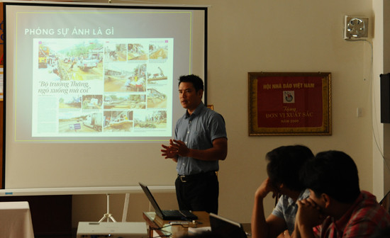 Nhà báo Phan Tùng Lâm (TTXVN) hướng dẫn cho học viên. Ảnh: MINH HẢI