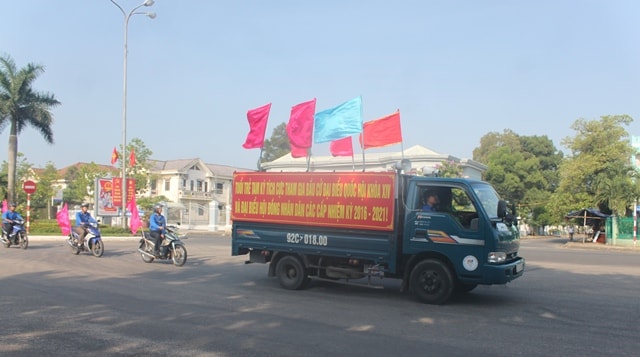 ĐVTN diễu hành tuyên truyền bầu cử Quốc hội và HĐND các cấp. Ảnh: MỸ LINH