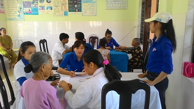 Khám bệnh, phát thuốc cho người dân tại xã Tam Thanh. Ảnh: MỸ LINH