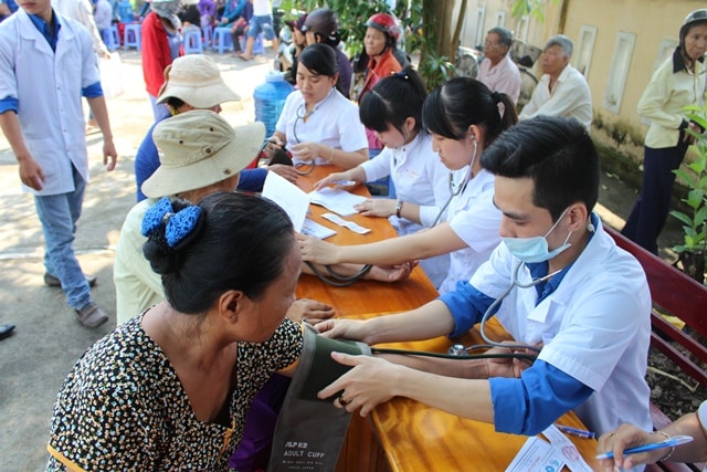 Khám bệnh, phát thuốc cho người dân xã Phước Ninh, huyện Nông Sơn Ảnh: THÀNH ĐẠT