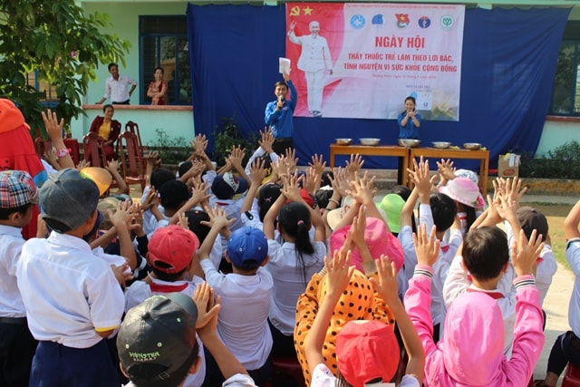 hướng dẫn cách rửa tay bằng xà phòng đúng tiêu chuẩn cho các em học sinh. Ảnh: THÀNH ĐẠT