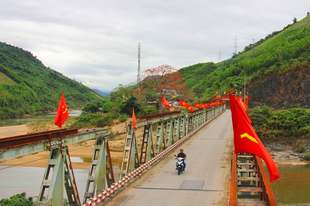 Cầu Bến Giằng (Nam Giang) rực rỡ sắc màu hướng về ngày bầu cử toàn dân.