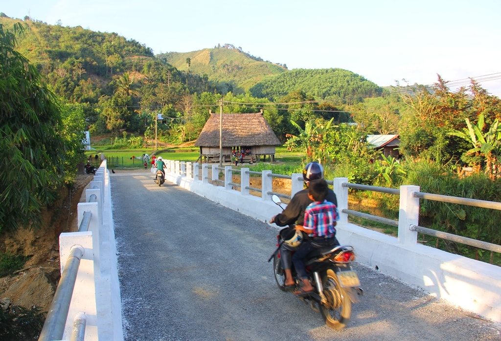 Nhịp sống của đồng bào vùng cao trở nên sôi động cùng không khí chào đón ngày hội bầu cử đang cận kề.